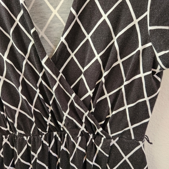 Express Women's Dress Tulip Faux Wrap Stretchy Black White Size Medium - Picture 4 of 10